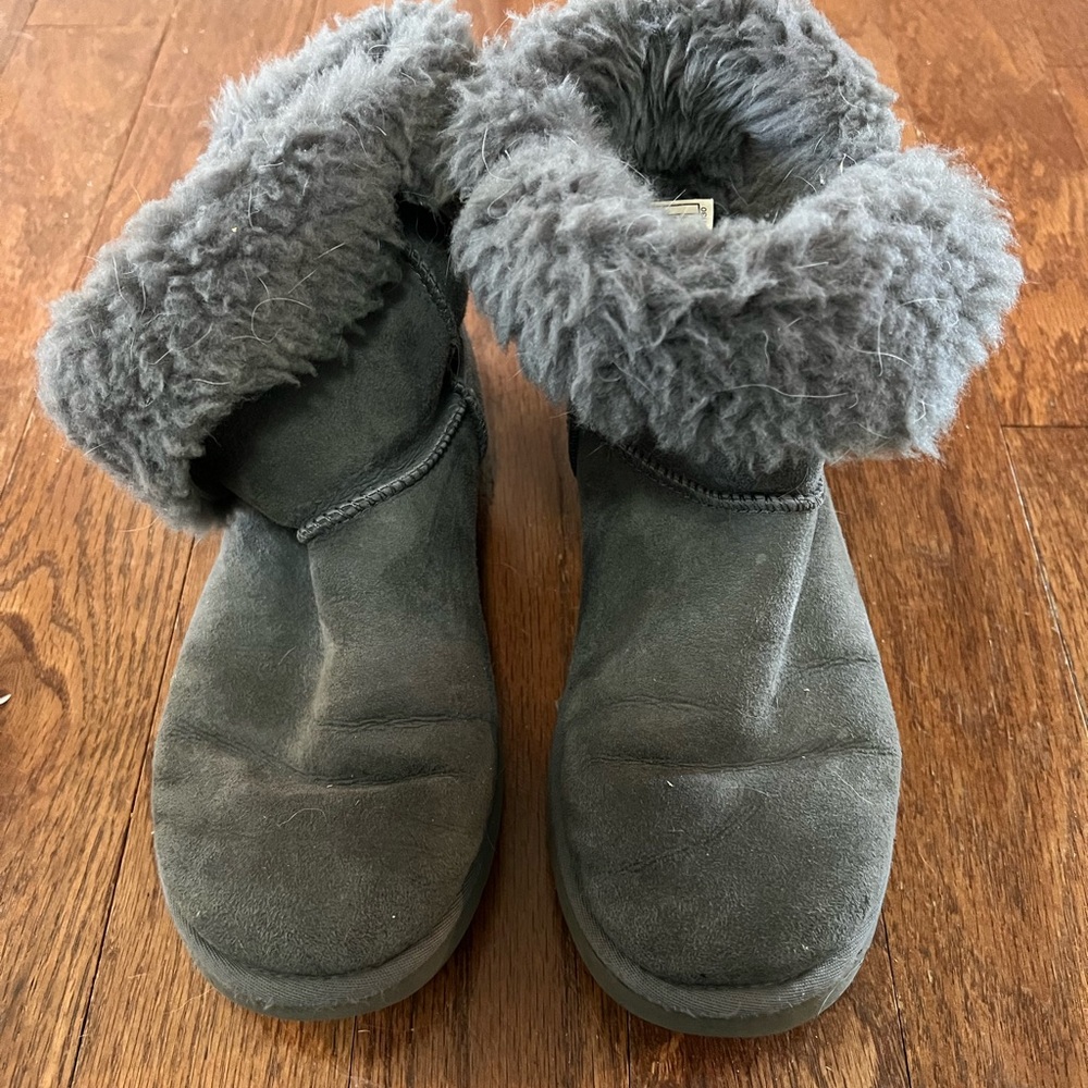 Grey Button Uggs, size 8